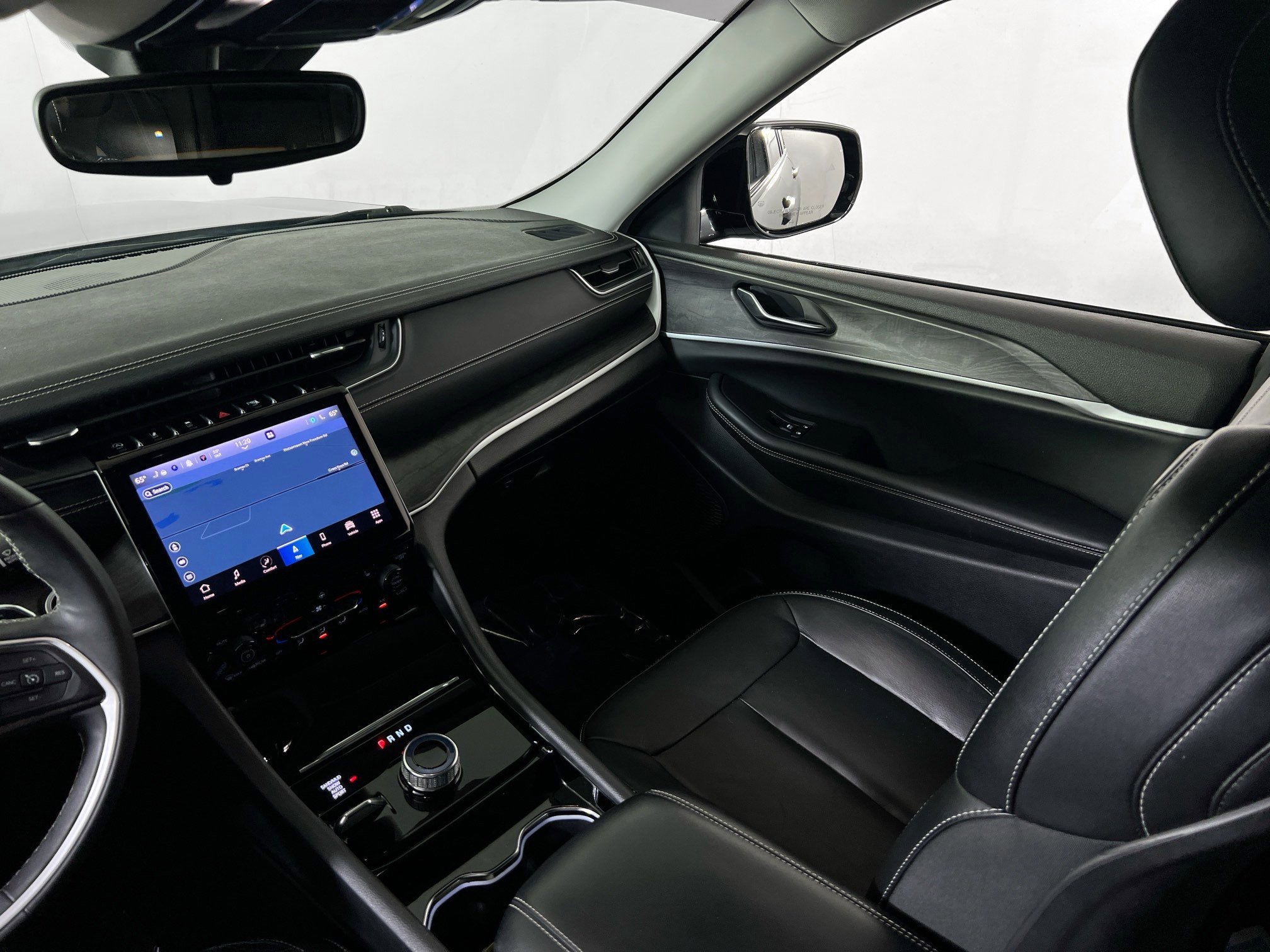 Used 2023 Jeep Grand Cherokee Limited w/ Black Appearance Package image 23