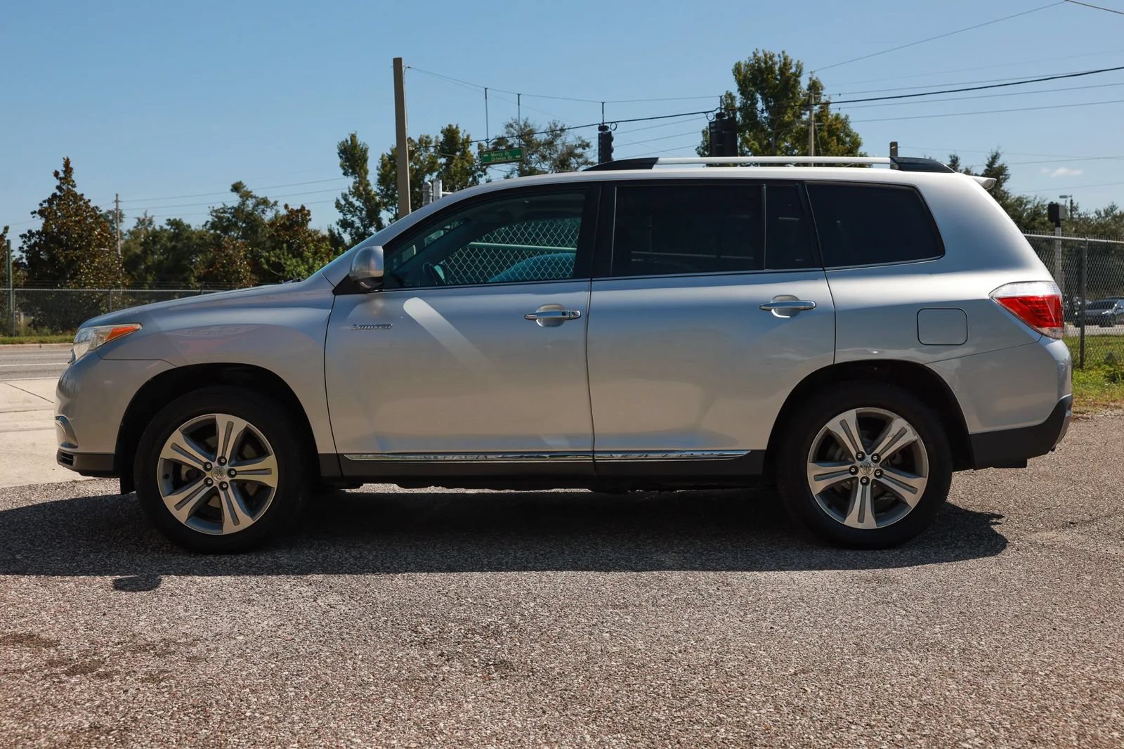 Used 2013 Toyota Highlander Limited AWD/4WD image 2