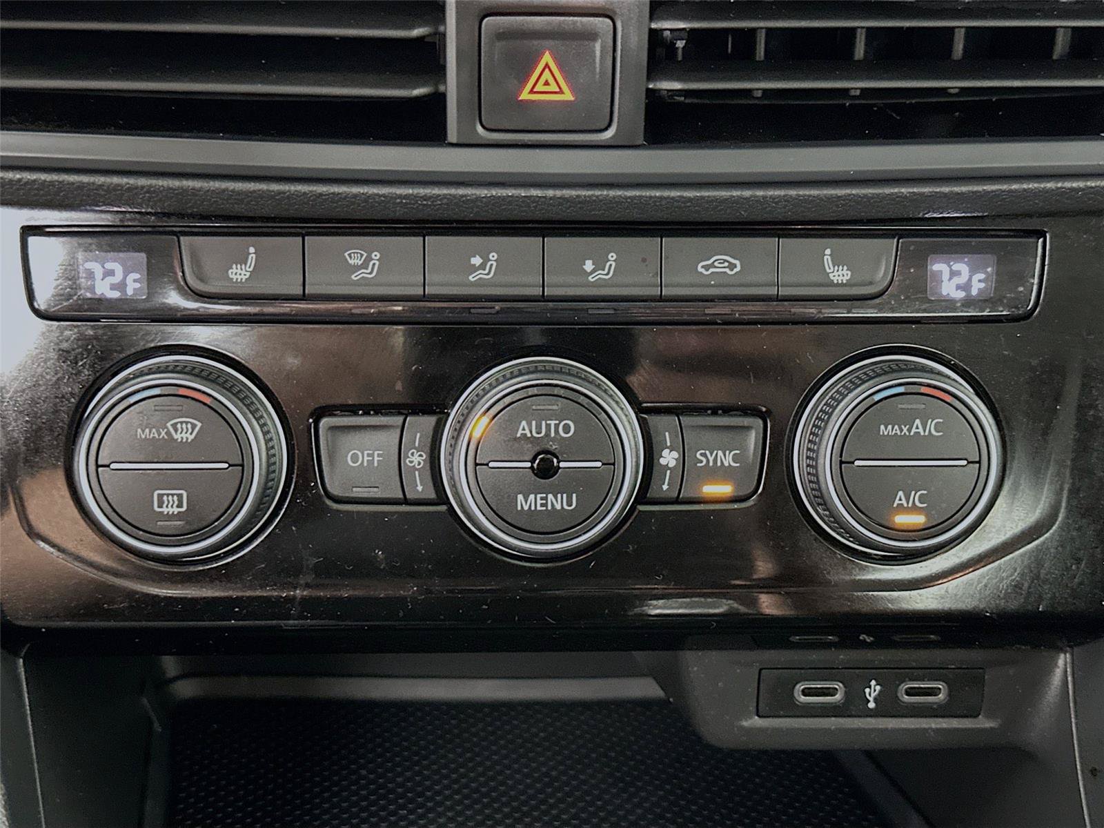 Used 2022 Volkswagen Jetta SE w/ Panoramic Sunroof Package FWD image 9
