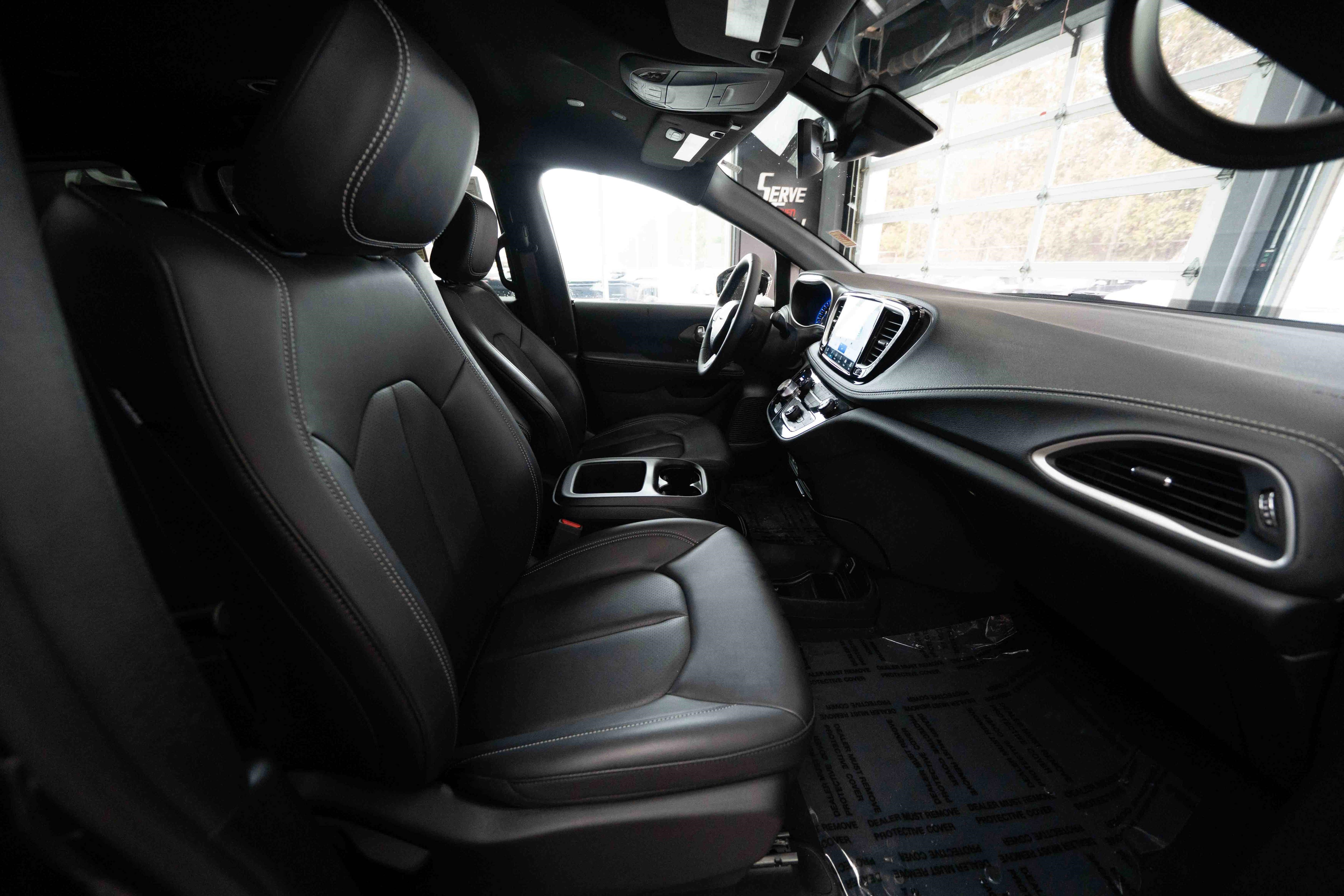 Used 2025 Chrysler Pacifica Select image 27