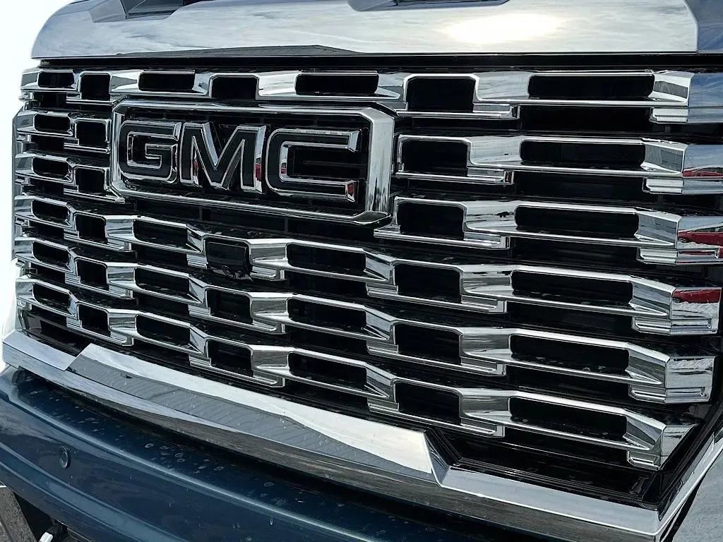 New 2026 GMC Sierra 3500 Denali w/ LPO, Black Badging Package image 32