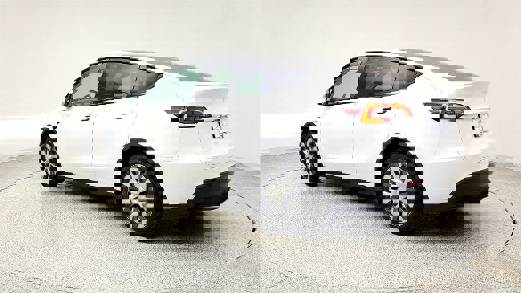 Used 2022 Tesla Model Y Long Range image 7