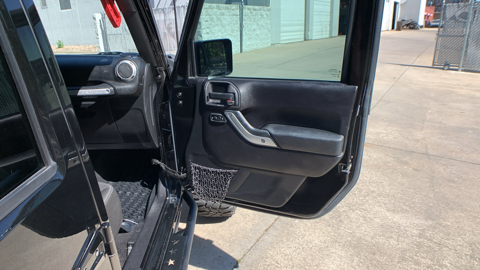 Used 2015 Jeep Wrangler Unlimited Sahara w/ Connectivity Group AWD/4WD image 23