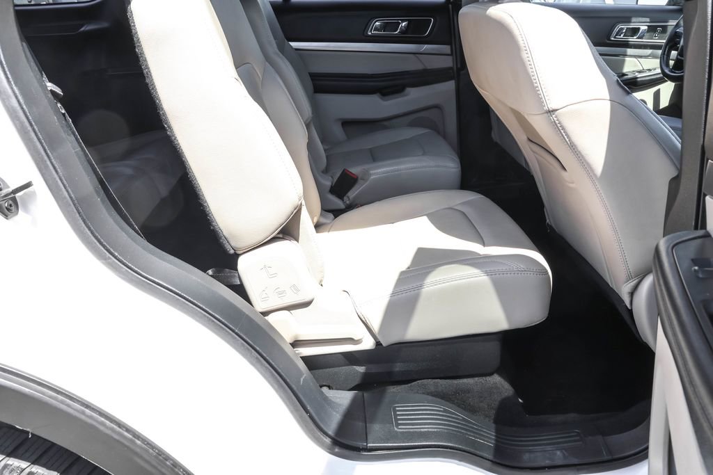 Used 2018 Ford Explorer XLT w/ Equipment Group 202A AWD/4WD image 37