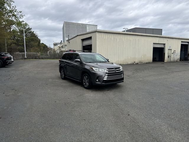 Used 2019 Toyota Highlander XLE FWD image 3