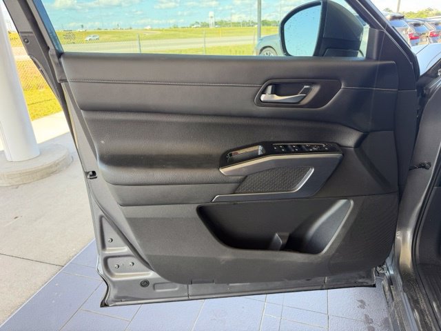 Used 2023 Nissan Pathfinder SL AWD/4WD image 12