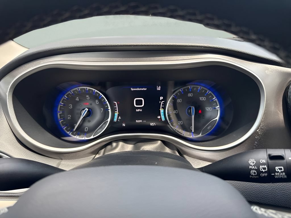 Used 2023 Chrysler Pacifica Touring-L FWD image 23