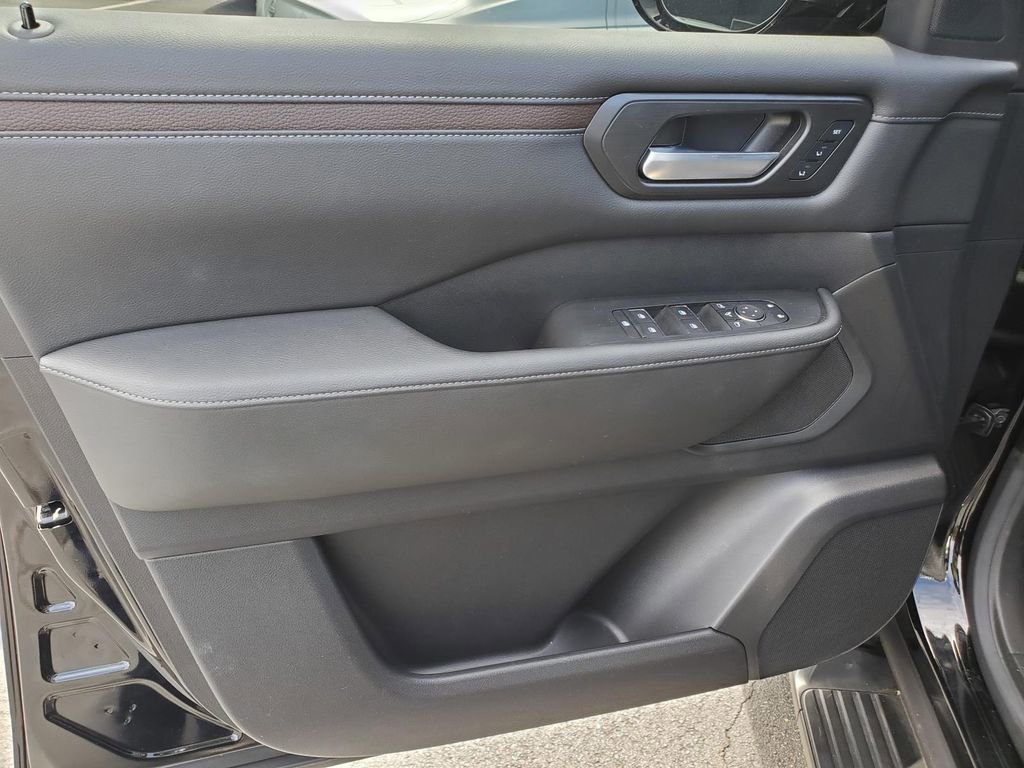 Used 2025 Nissan Armada SL w/ Captain's Chari Seat Package image 18