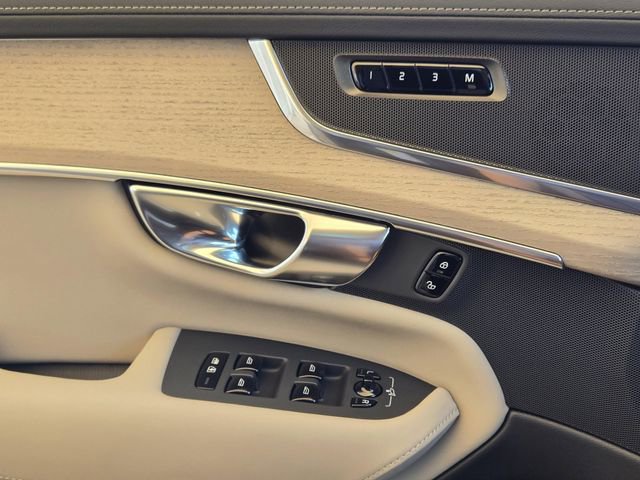 Used 2025 Volvo XC90 T8 Core image 26