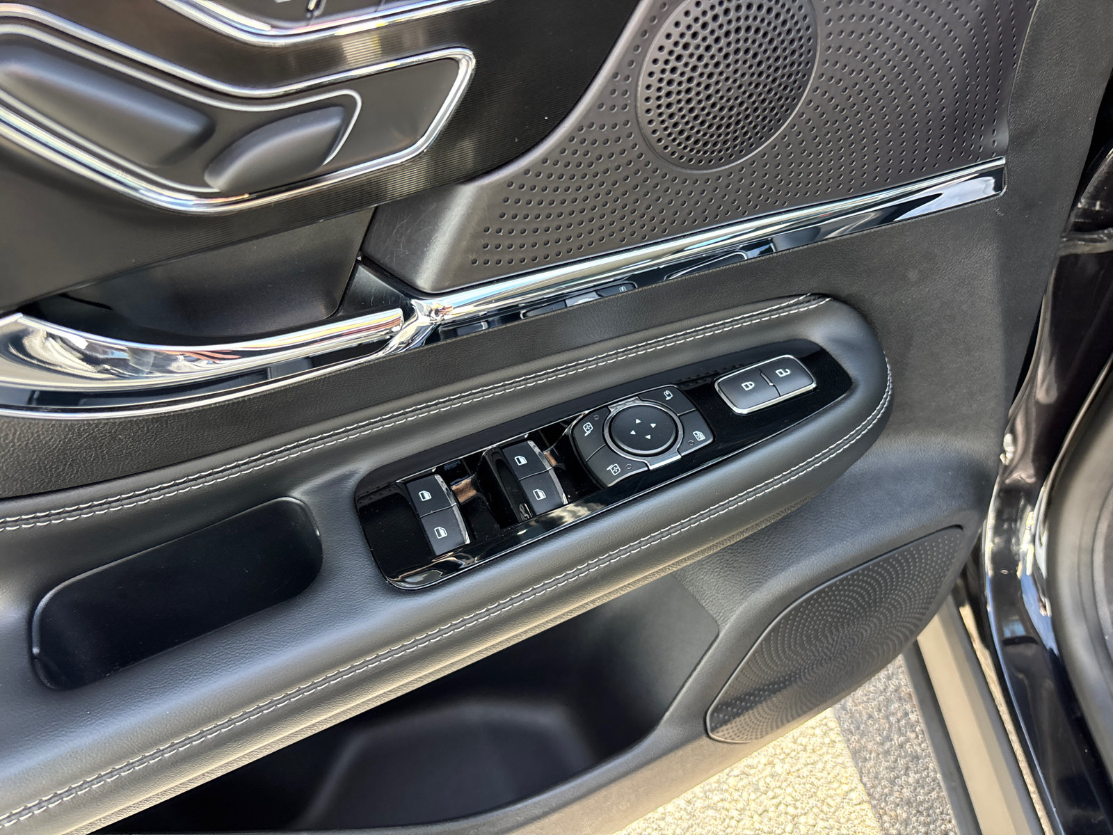 Certified 2023 Lincoln Corsair AWD image 13