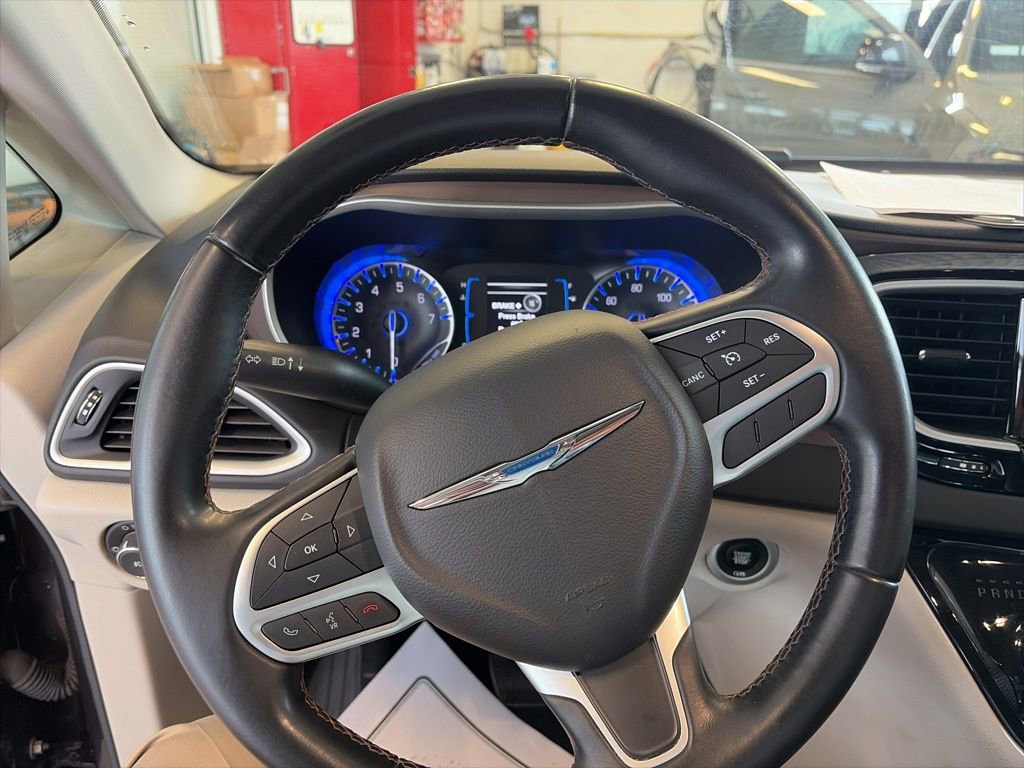 Used 2017 Chrysler Pacifica Touring-L image 33