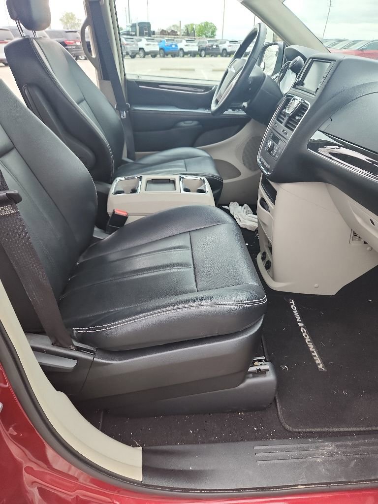 Used 2015 Chrysler Town & Country Touring w/ Driver Convenience Group FWD image 3
