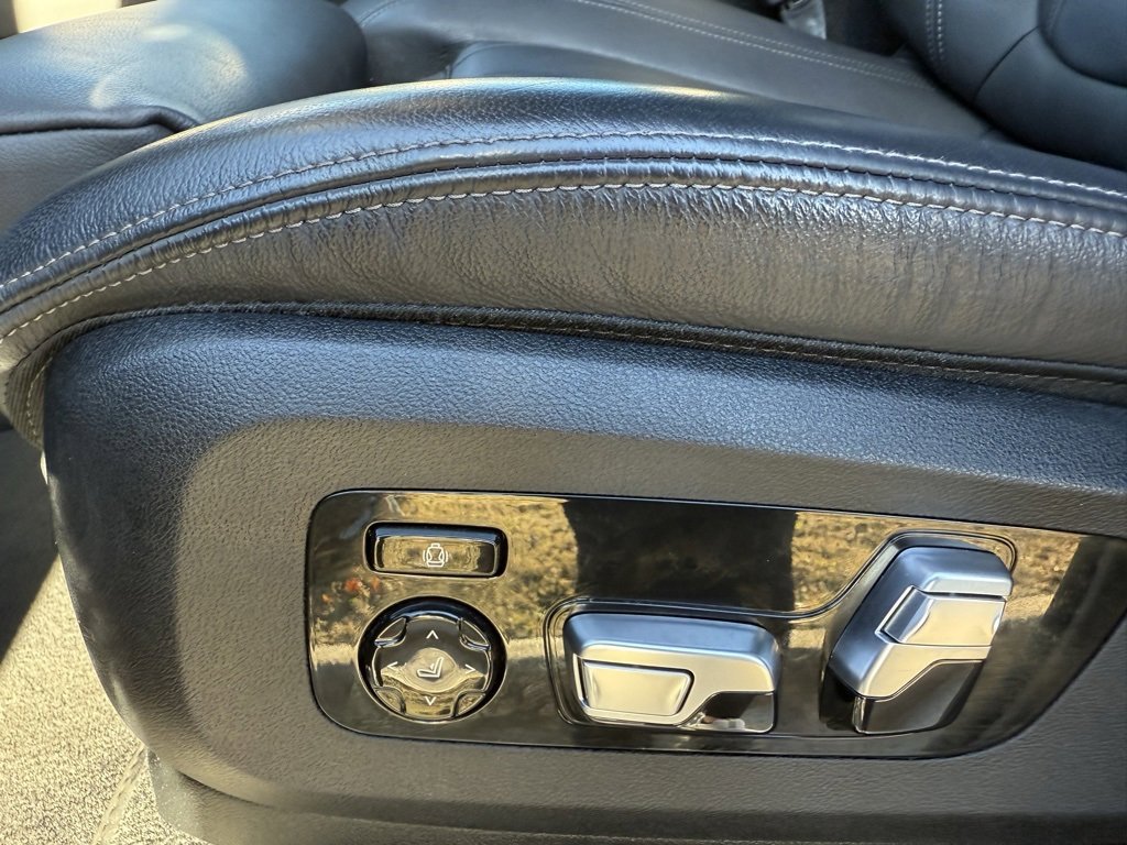 Used 2022 BMW X7 xDrive40i w/ M Sport Package image 16