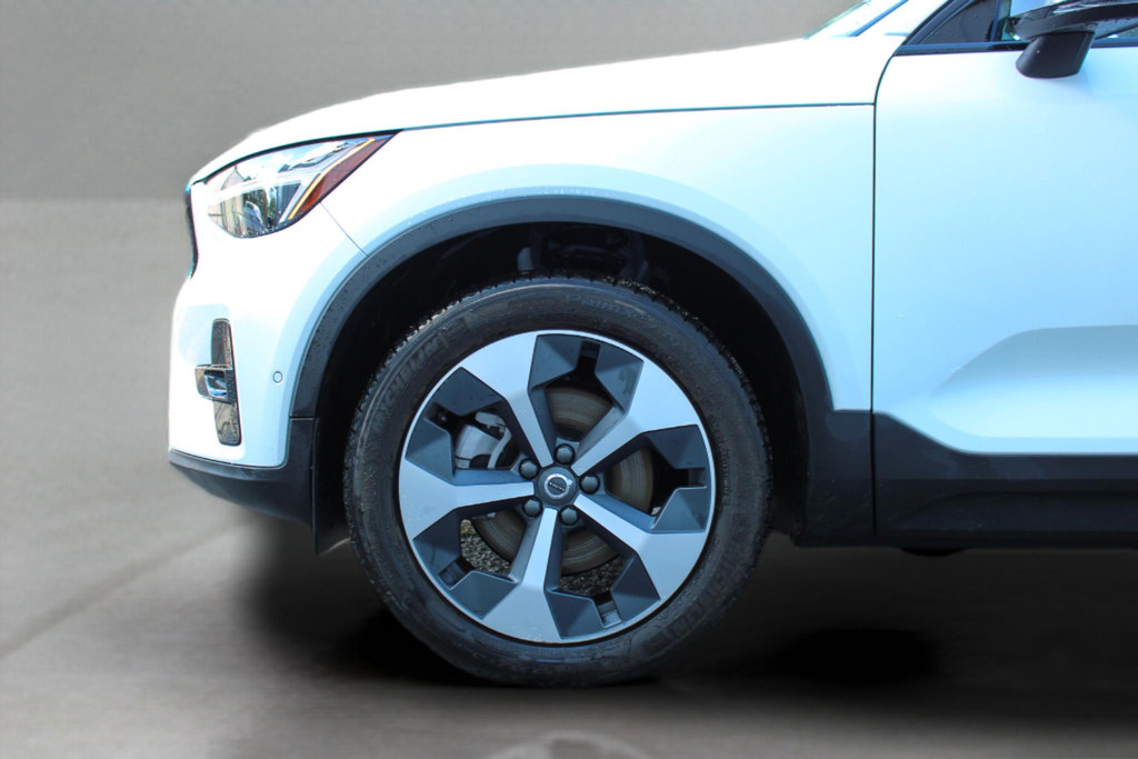 Certified 2025 Volvo XC40 B5 Plus AWD/4WD image 6