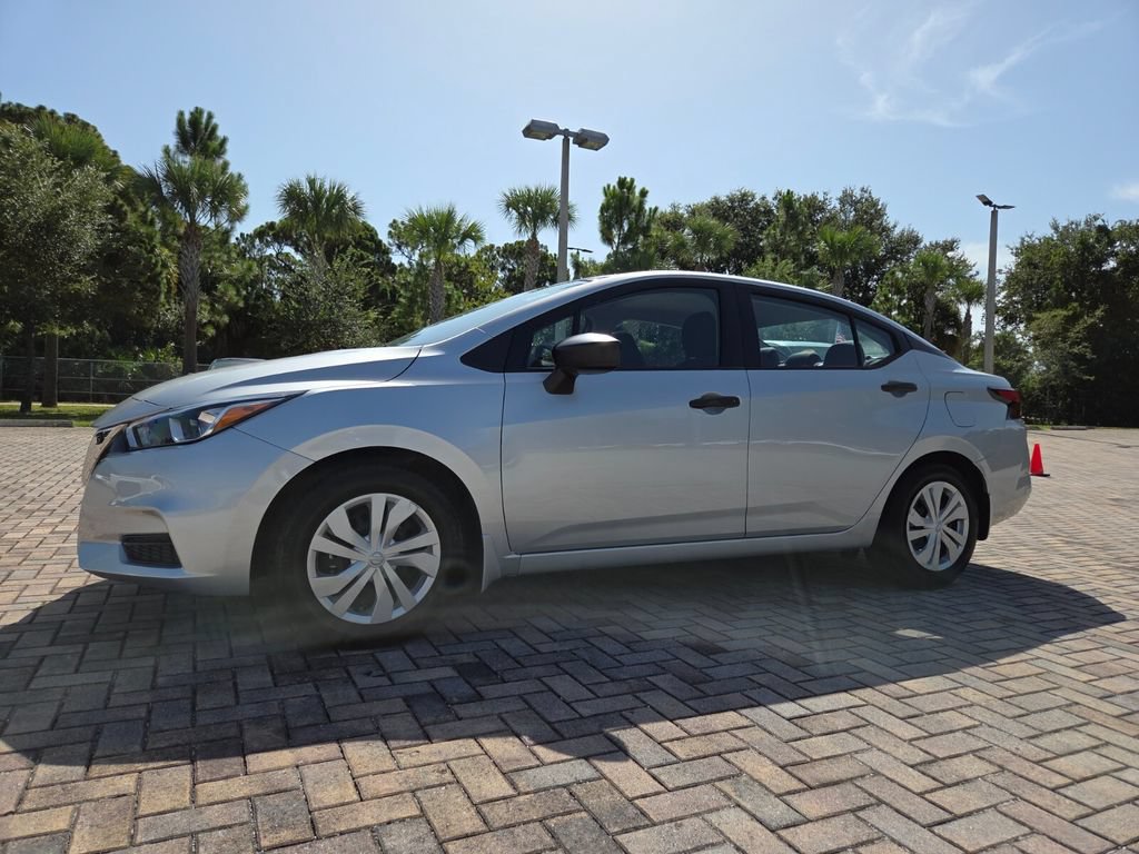 Used 2022 Nissan Versa S FWD image 3