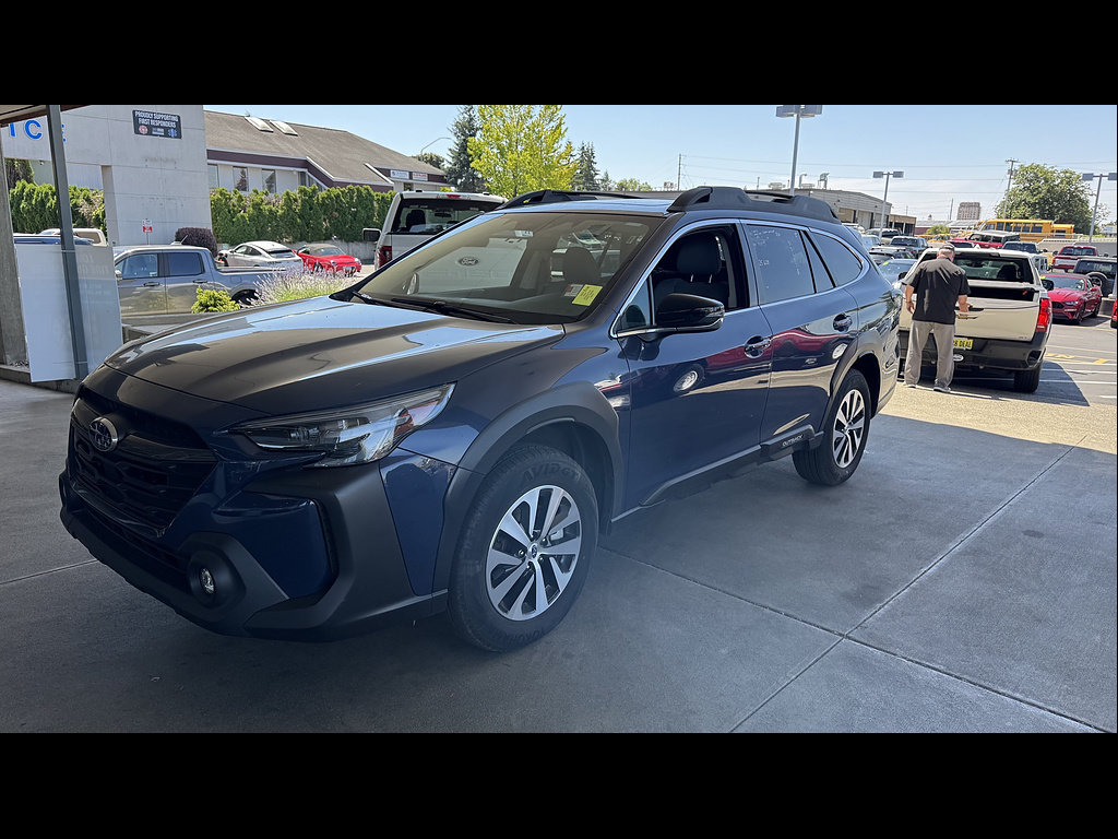 Used 2025 Subaru Outback Premium AWD/4WD image 1