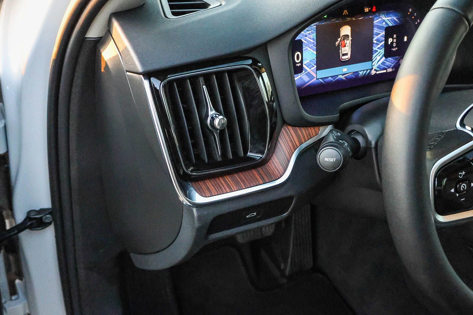 Used 2025 Volvo V60 B5 Cross Country Plus image 33