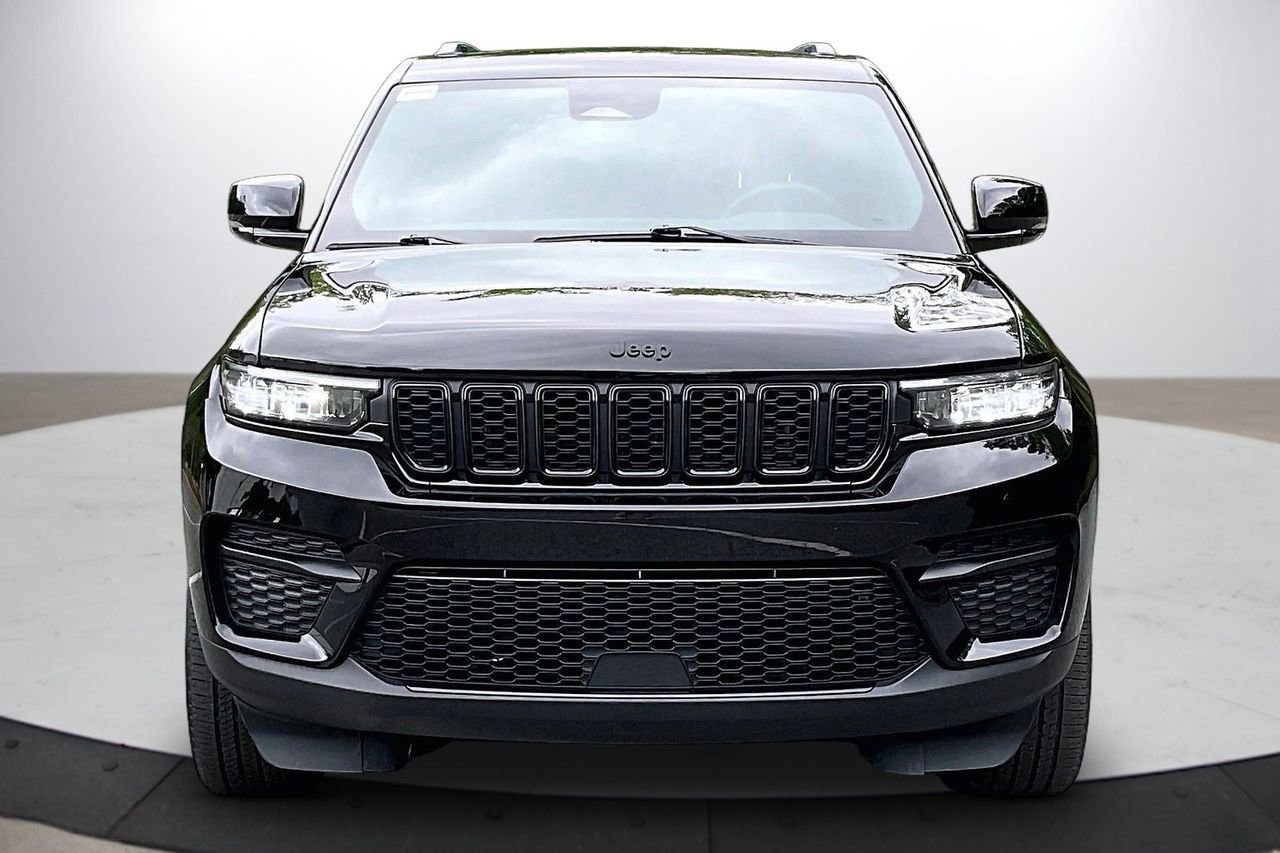 Used 2023 Jeep Grand Cherokee Altitude AWD/4WD image 3