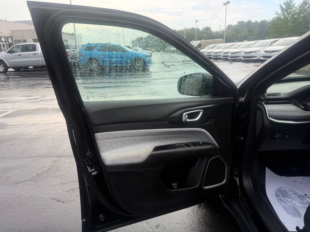 Used 2024 Jeep Compass Latitude AWD/4WD image 11