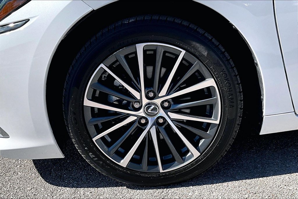 Used 2024 Lexus ES 350 w/ Premium Package FWD image 11