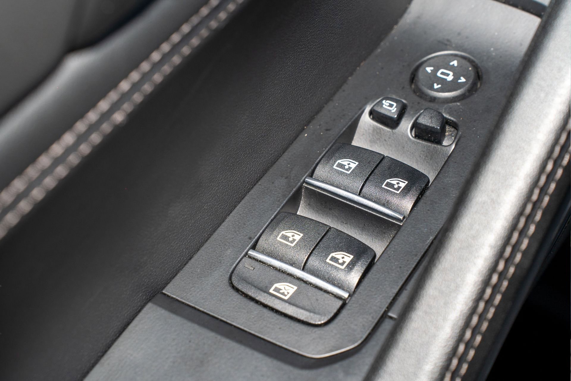 Used 2024 BMW X6 xDrive40i w/ Premium Package image 27