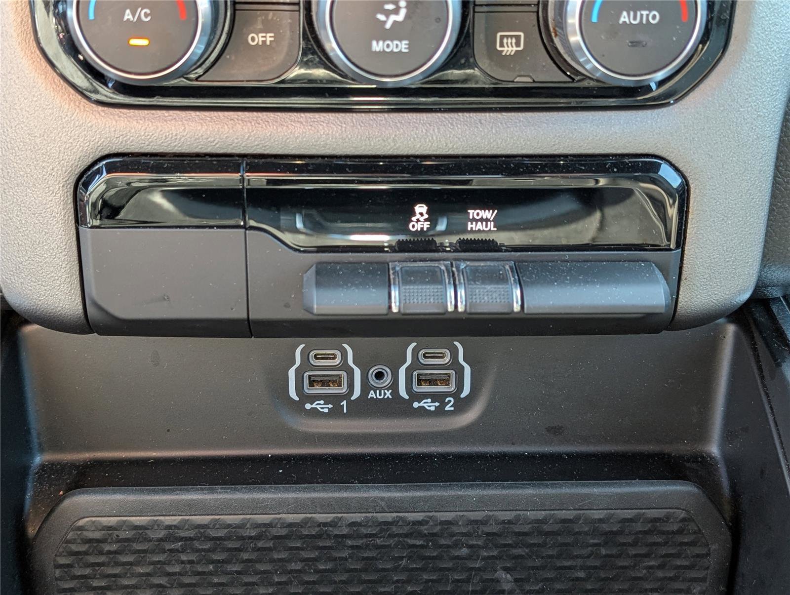 Used 2024 RAM 1500 Laramie image 25