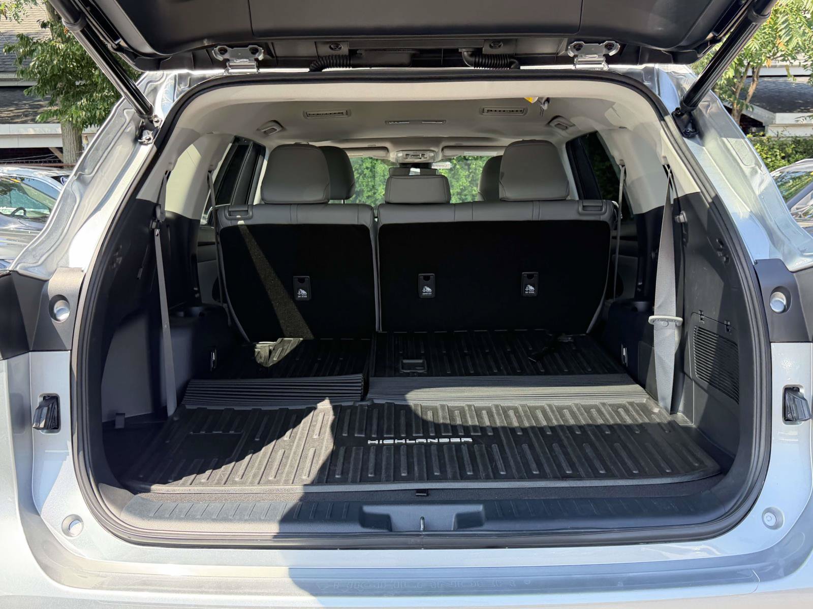 Used 2023 Toyota Highlander XLE AWD/4WD image 9