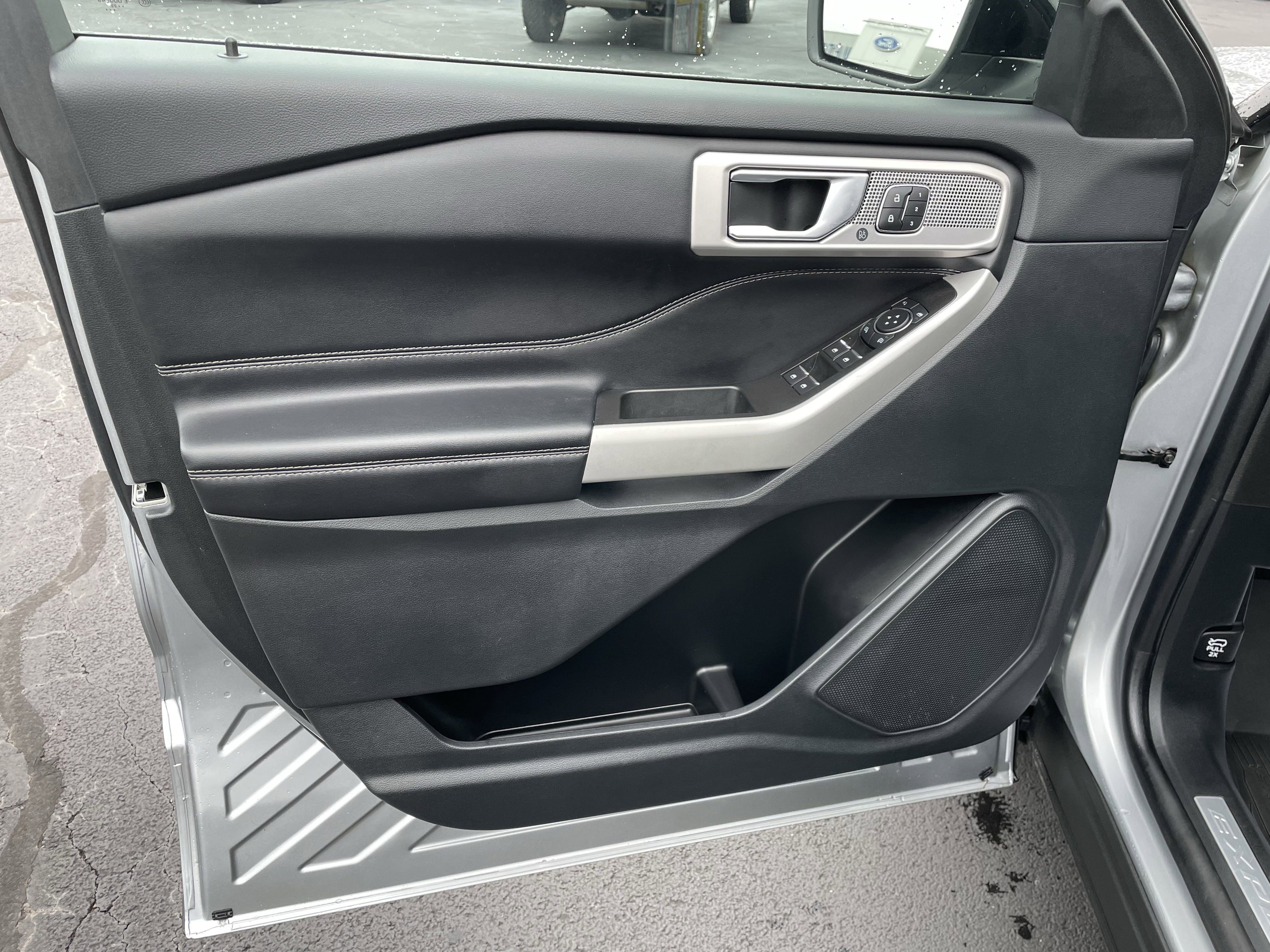 Used 2022 Ford Explorer Limited image 12