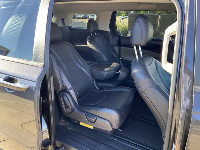 Used 2025 Kia Carnival FWD image 14
