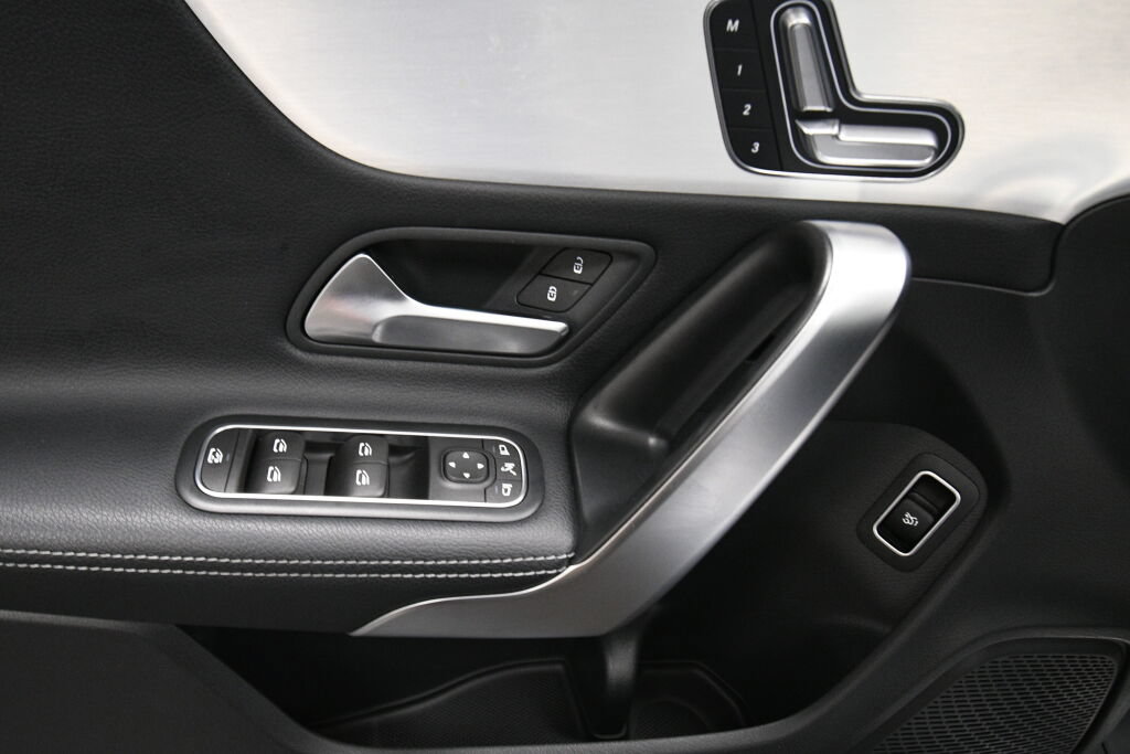 Used 2025 Mercedes-Benz CLA 250 4MATIC image 12