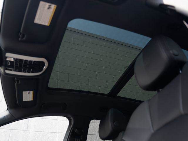Certified 2026 Porsche Macan AWD/4WD image 30
