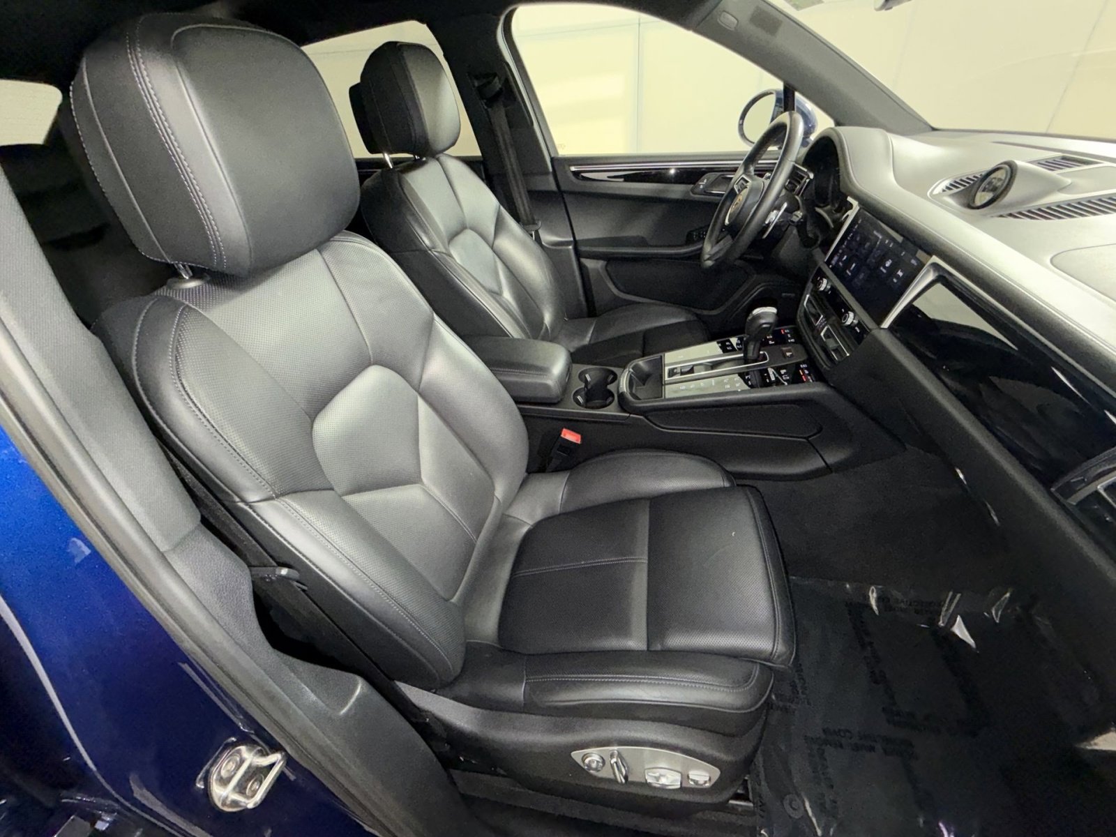 Used 2022 Porsche Macan w/ Premium Package Plus image 27