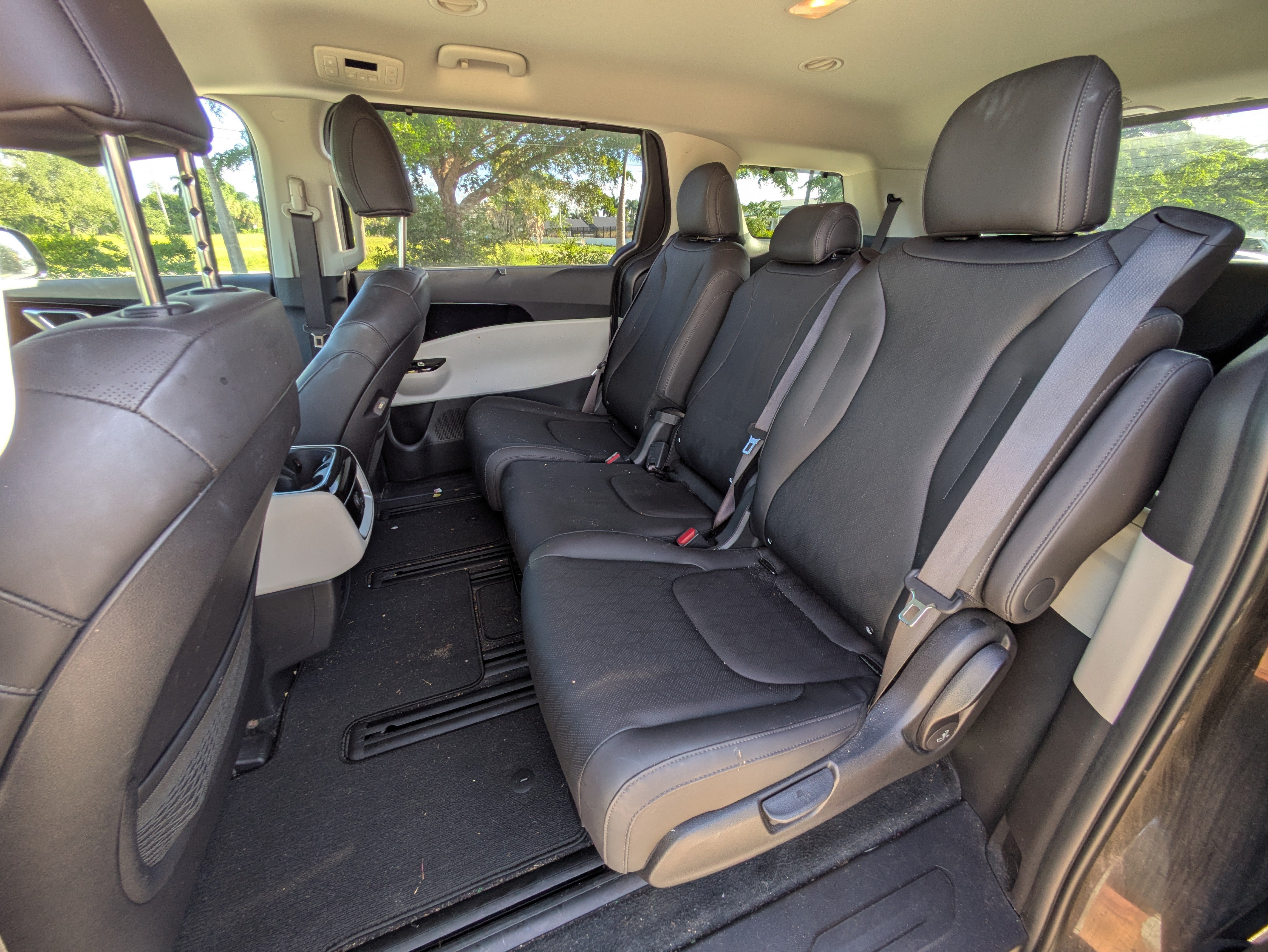 Used 2024 Kia Carnival EX FWD image 14