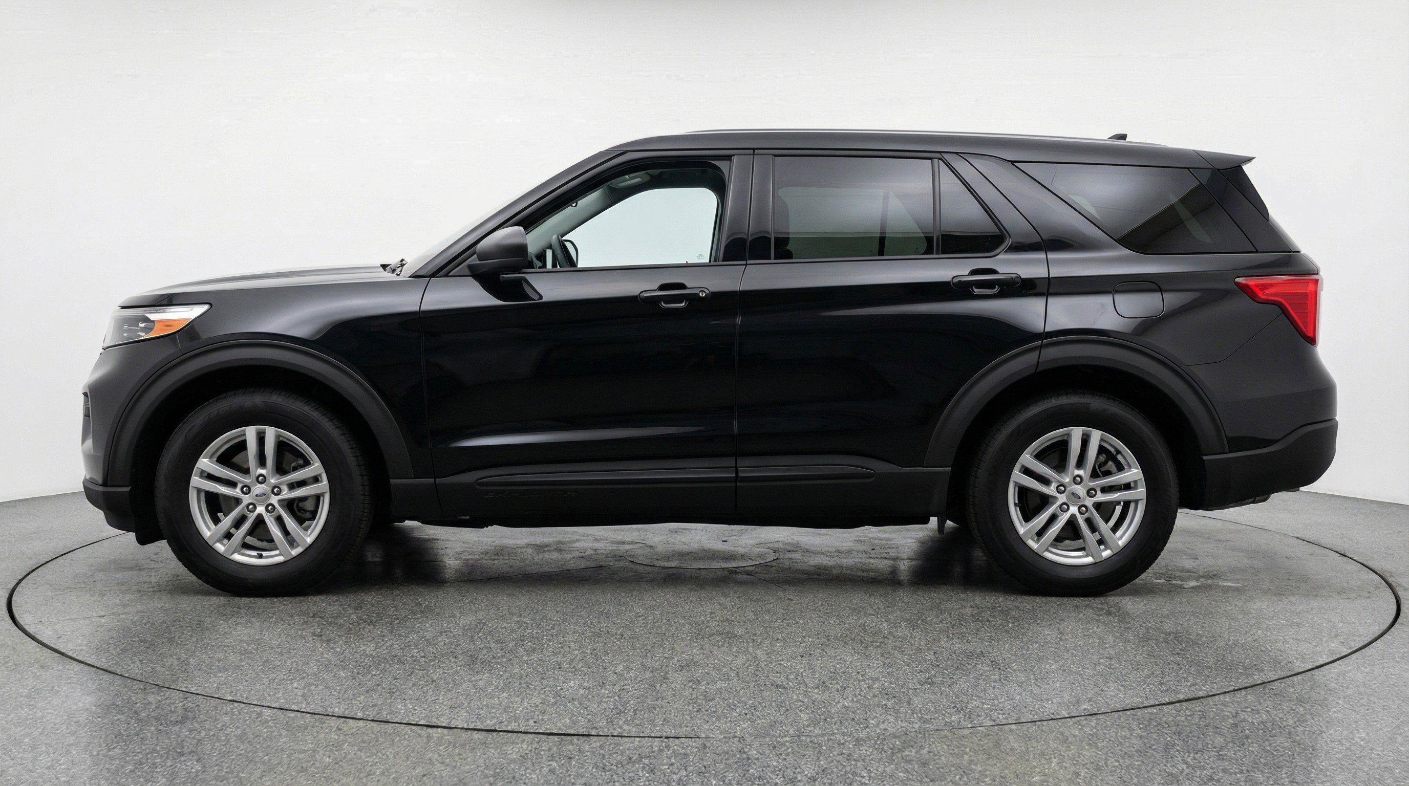 Used 2024 Ford Explorer XLT w/ Equipment Group 202A image 5