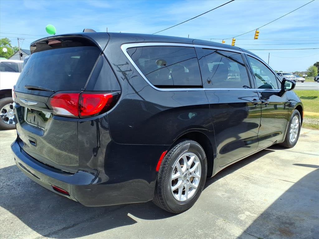 Used 2022 Chrysler Voyager LX FWD image 2