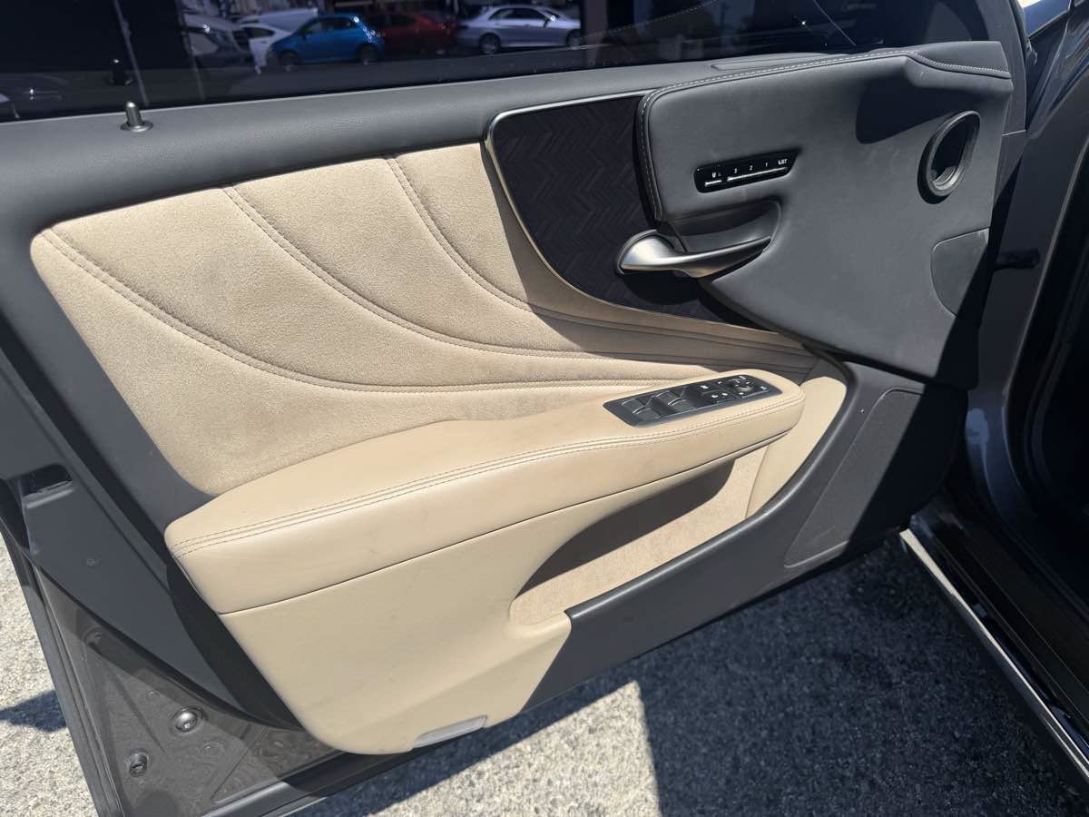 Used 2023 Lexus LS 500 AWD w/ Executive Package image 8
