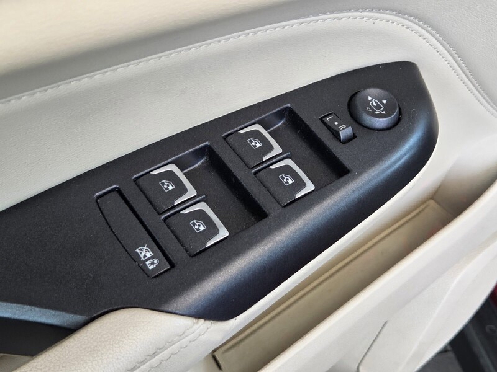 Used 2015 Cadillac SRX Luxury w/ Driver Awareness Package FWD image 24