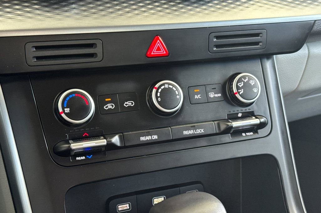 Used 2024 Kia Carnival LX FWD image 22