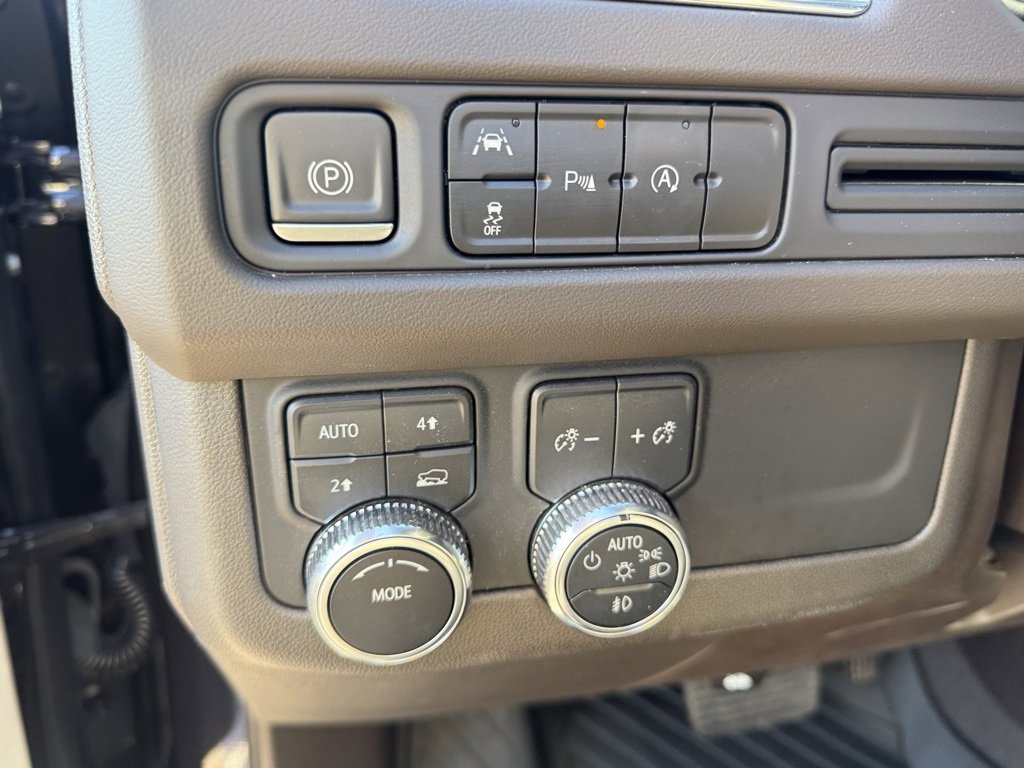 Used 2023 GMC Yukon XL SLT image 13