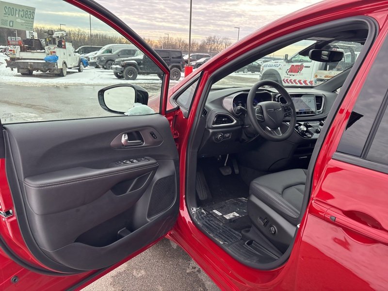 New 2026 Chrysler Pacifica Select image 17