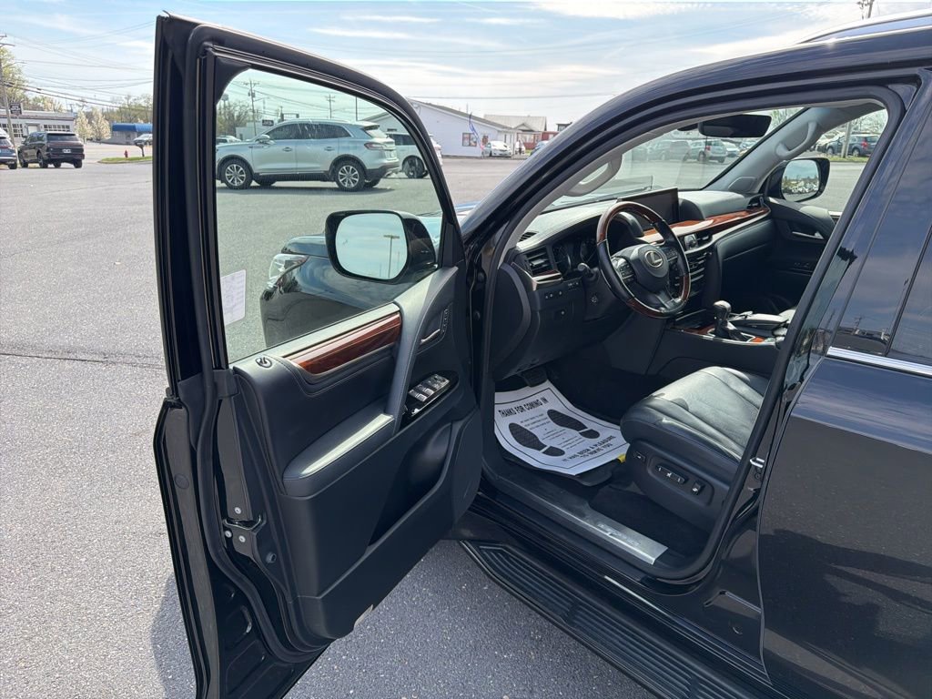 Used 2016 Lexus LX 570 4WD w/ Luxury Package image 15