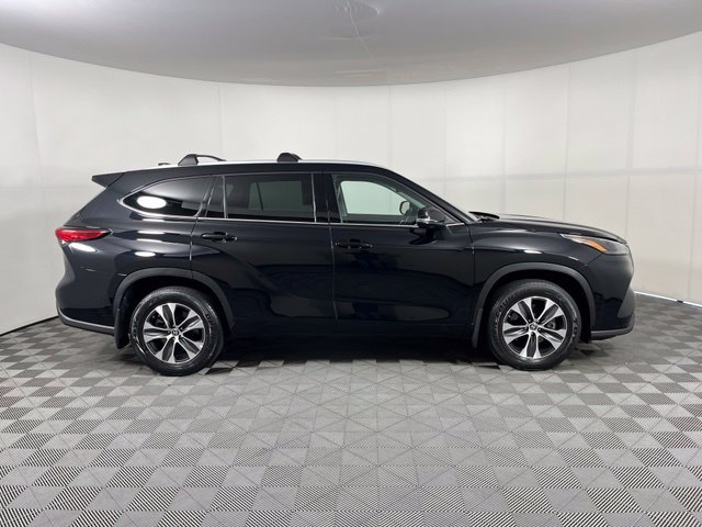 Used 2022 Toyota Highlander XLE AWD/4WD image 8