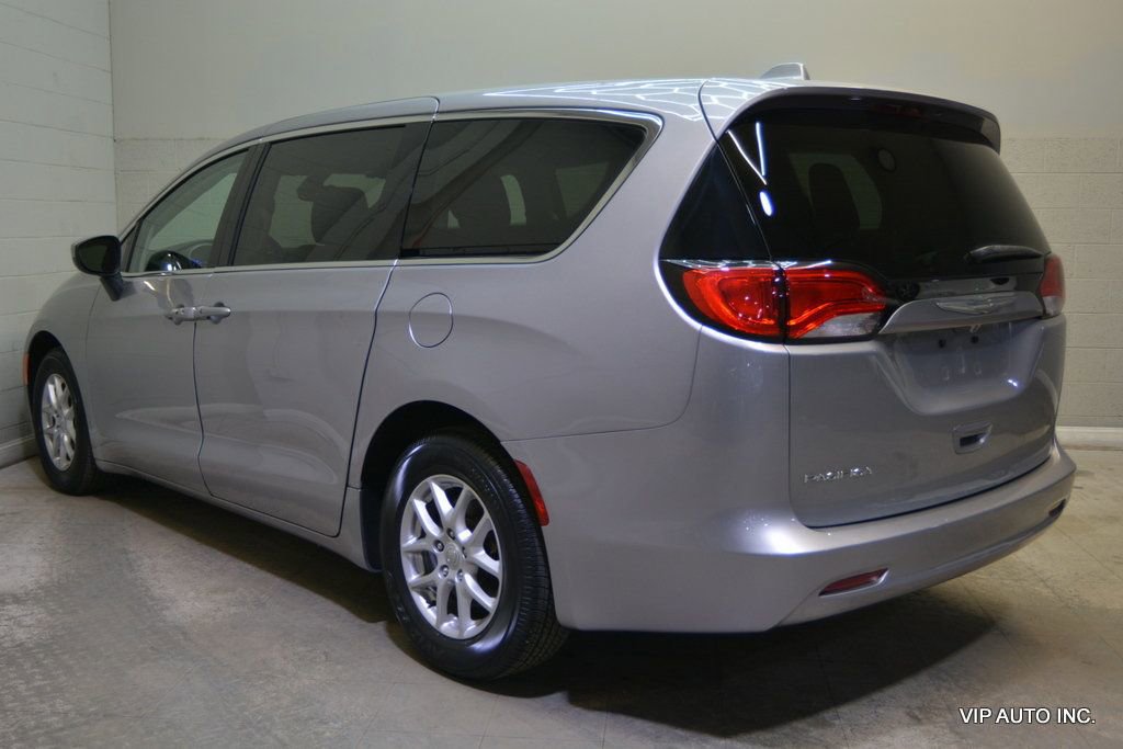 Used 2017 Chrysler Pacifica Touring image 3