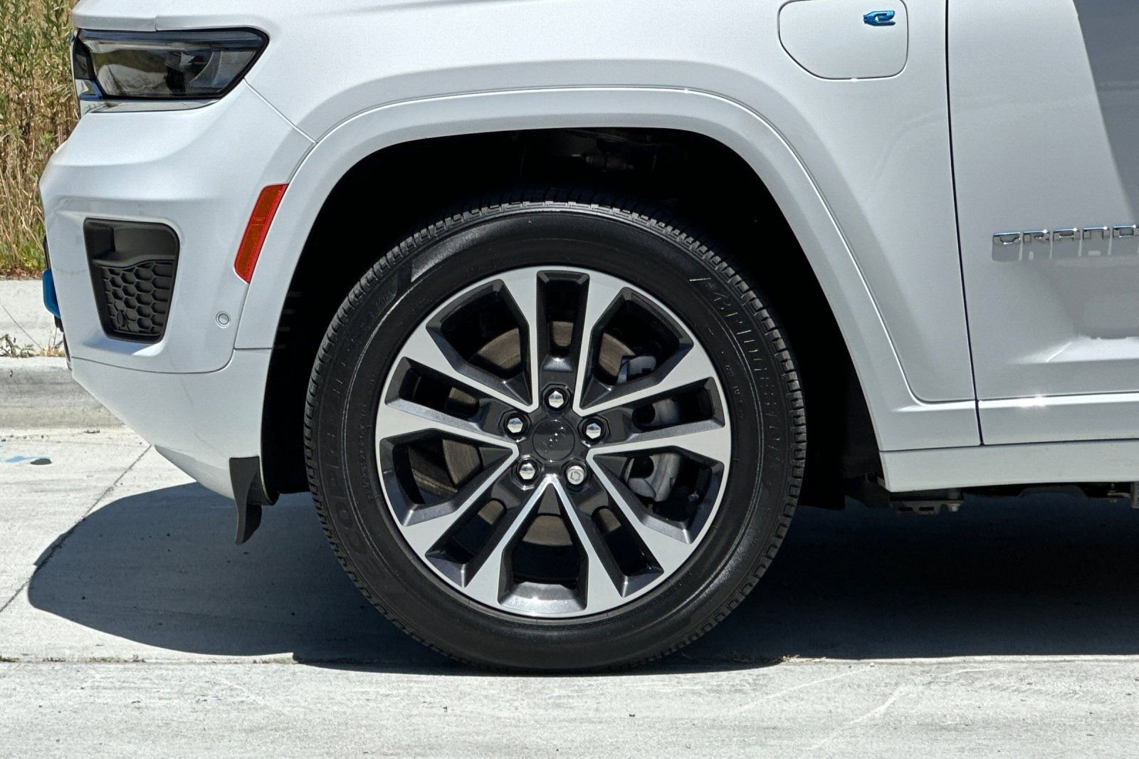 Used 2023 Jeep Grand Cherokee Overland w/ Advanced Protech Group III AWD/4WD image 27