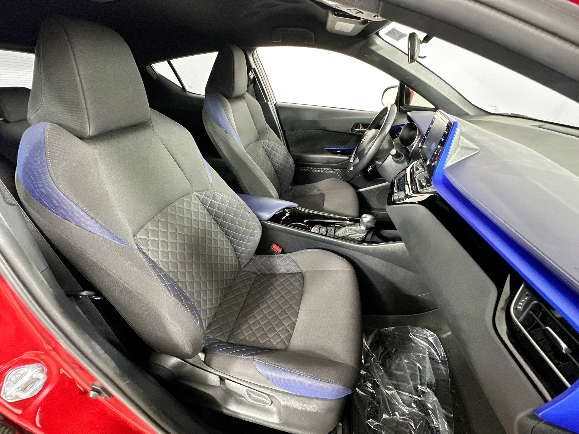 Used 2022 Toyota C-HR XLE FWD image 25