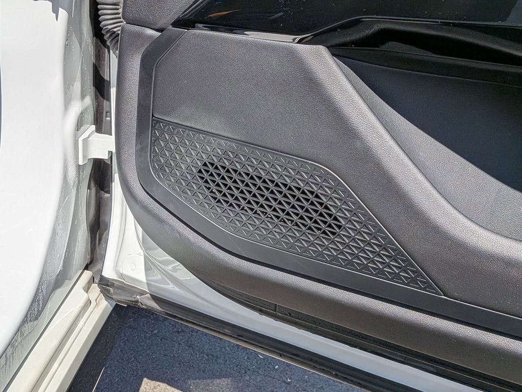 Used 2023 BMW 740i w/ Parking Assistance Package image 17