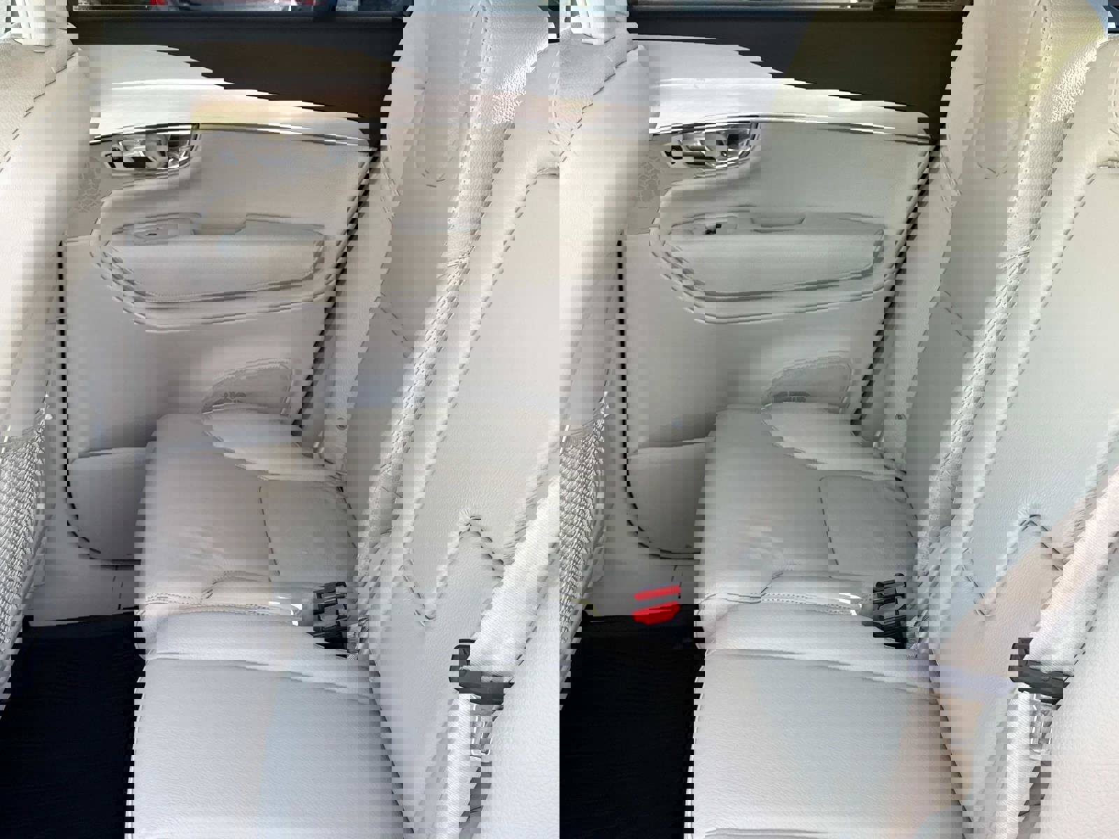 Used 2017 Volvo XC90 T6 Momentum w/ Vision Package image 11