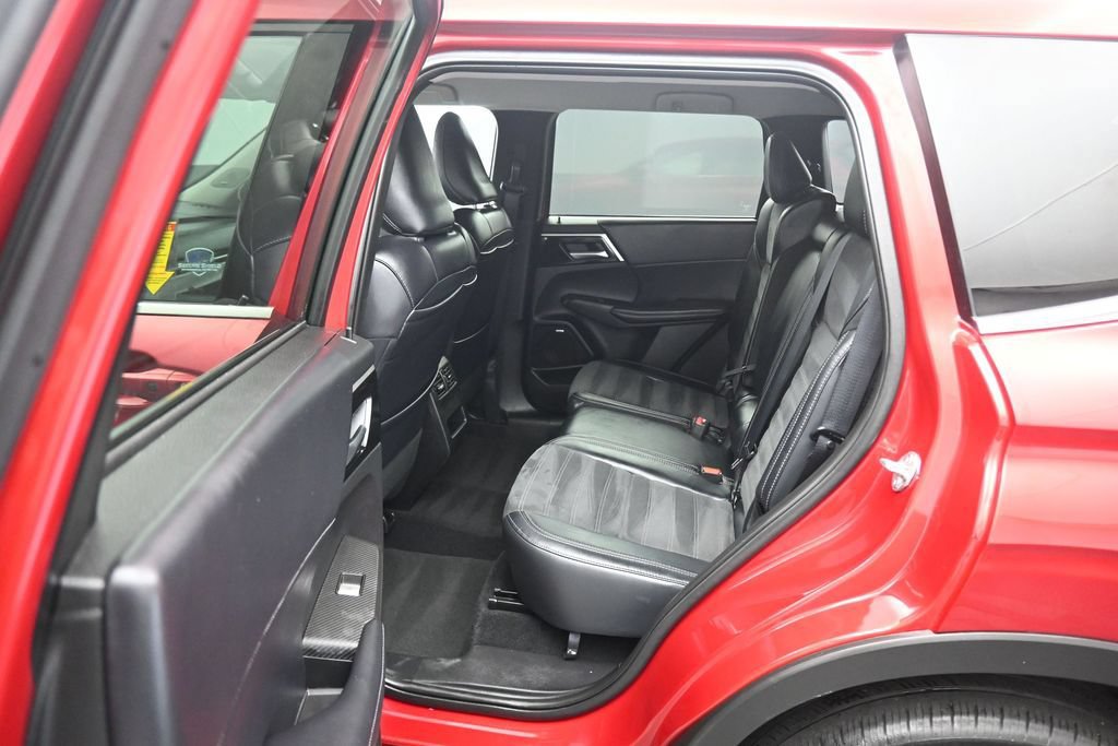 Used 2025 Mitsubishi Outlander AWD image 34