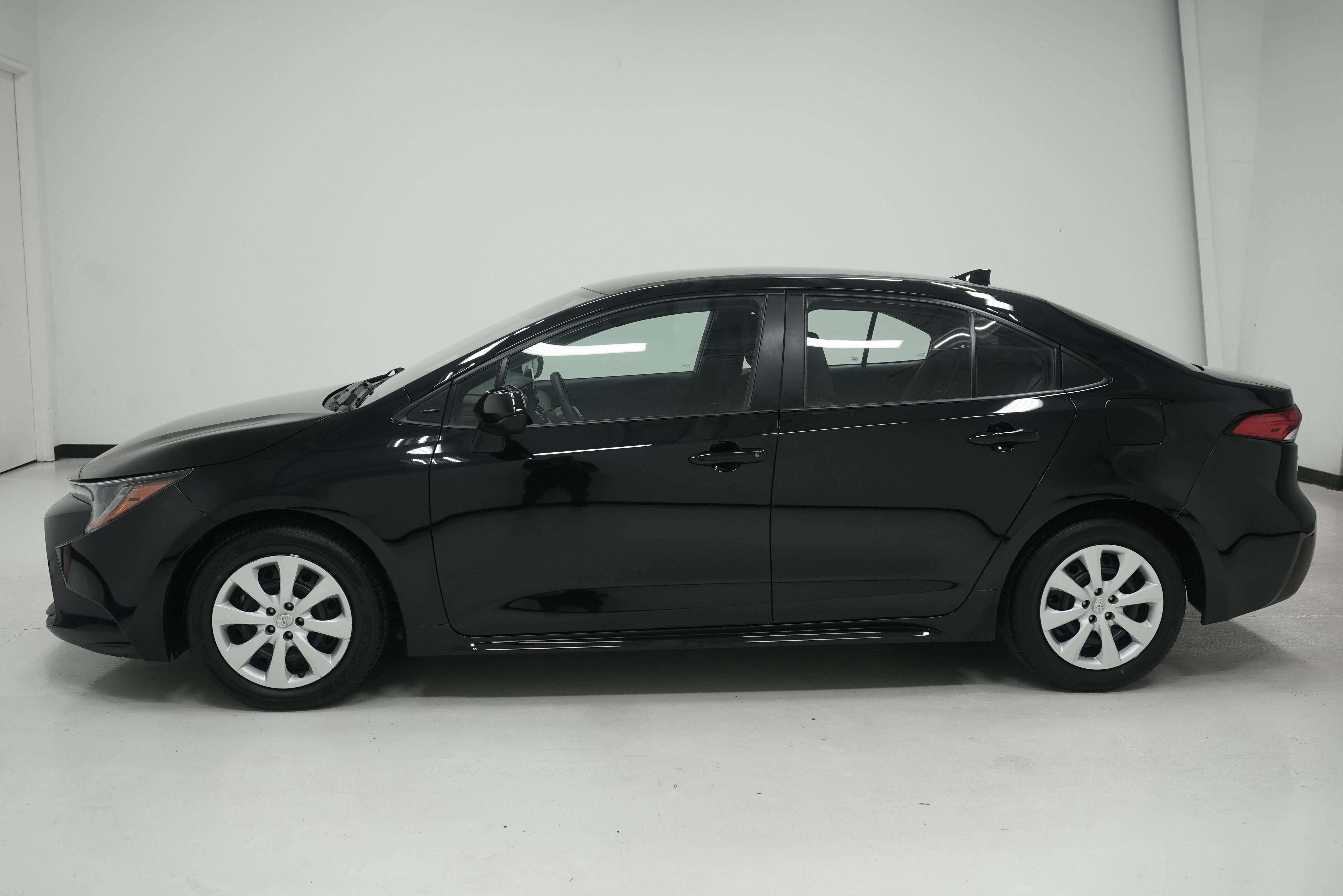 Used 2024 Toyota Corolla LE FWD image 7