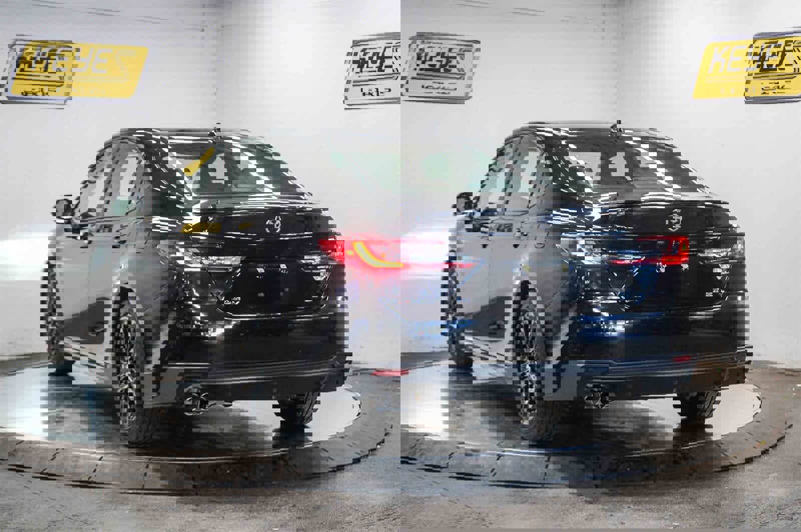 Used 2025 Toyota Camry SE image 2